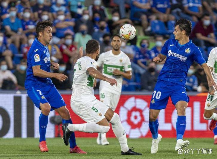 冲刺阶段意甲焦点战，巴塞罗那单刀错失，赛场秩序良好，球队文化再被提及 