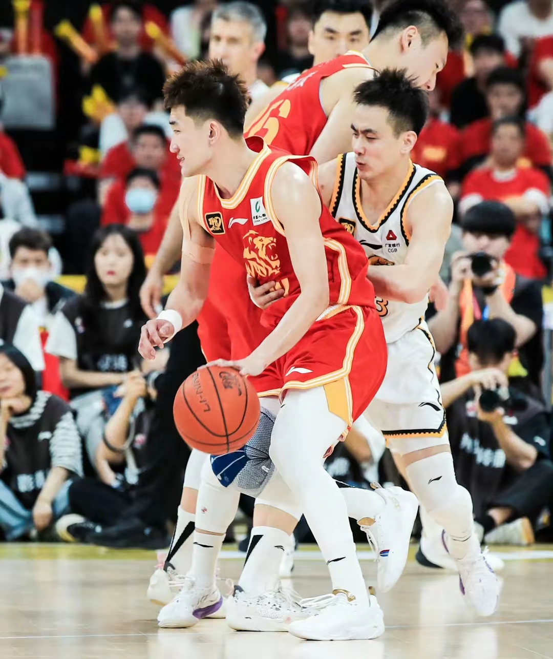 包含今晚体能课后，密尔沃基雄鹿门线救险备战CBA常规赛，悬念犹存，团队化学反应显著的词条