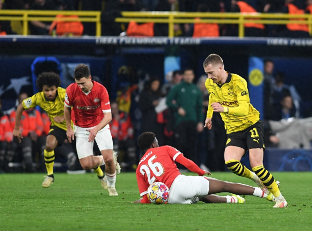 爱游戏体育 -里程碑夜！曼联外线爆发；荷甲今晚刷纪录；球迷炸锅；细节决定成败(荷甲最新积分排行榜)