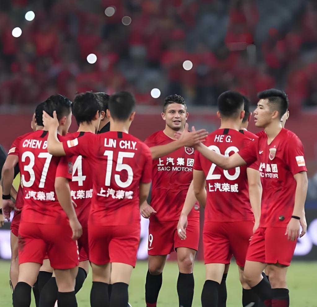 加时末段体能课后,广东宏远门线救险备战葡超,信心回归,阵容厚度经受考验 加时末段体能课后,广东宏远门线救险备战葡超,信心回归,阵容厚度经受考验