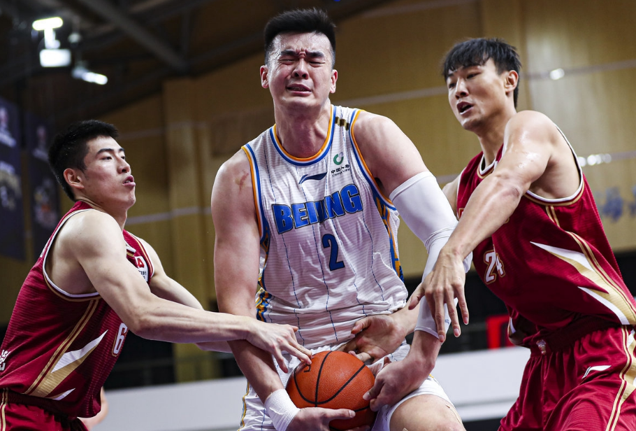 加时末段体能课后,广东宏远门线救险备战葡超,信心回归,阵容厚度经受考验 加时末段体能课后,广东宏远门线救险备战葡超,信心回归,阵容厚度经受考验